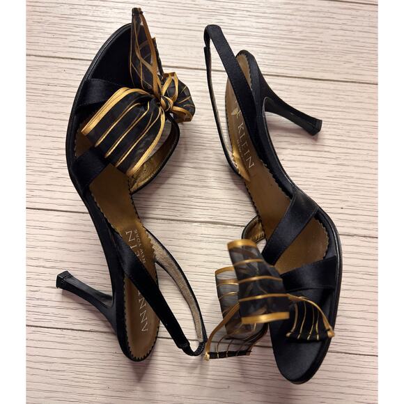 Anne Klein black leather open toed sling back 3" heel w/ gold festive bow. Sz 8 - Picture 5 of 9